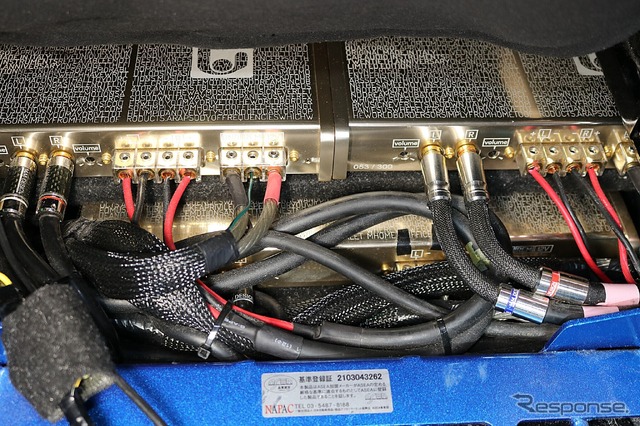 上層に設置された2台のパワーアンプの下を見るともう一台のパワーアンプ(INGOT2)が埋め込まれているのが見える。