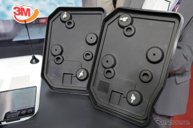 樹脂パーツのサンプル。片方は「3M(TM) グラスバブルズ」を混ぜ合わせて成型しており、持ち上げてみると重さの違いがわかる