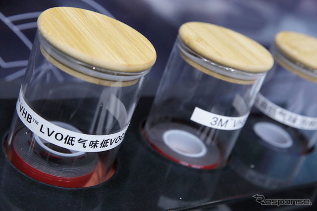 「3M(TM) VHB(TM)テープ」の展示。臭いの有無の比較ができ、3Mの製品でないものは化学臭が強い