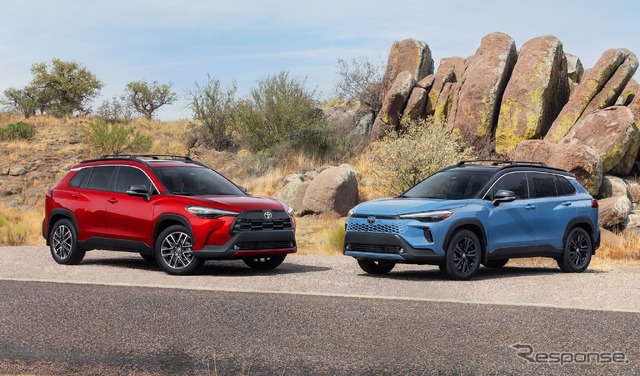 トヨタ・カローラクロス(ガソリン、左)とハイブリッド改良新型(米国仕様)