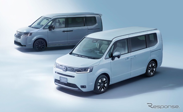 ホンダ ステップワゴン e:HEV SPADA PREMIUM LINE BLACK EDITION(左)とAIR EX(右)