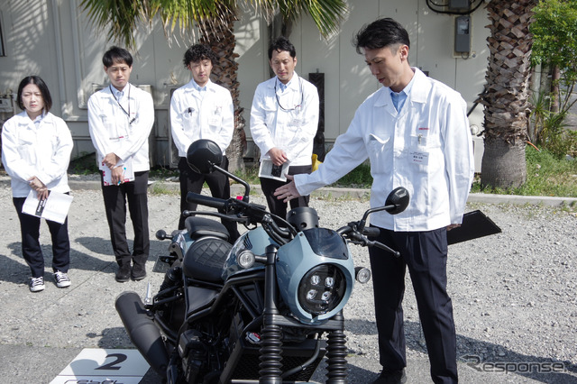 ホンダ レブル250の開発エンジニア、商品開発部 商品開発課の鉦谷弘和氏(右)