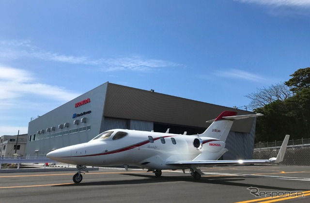 本田航空 大分フライト・トレーニング・センター前に駐機する「ホンダジェット エリート」