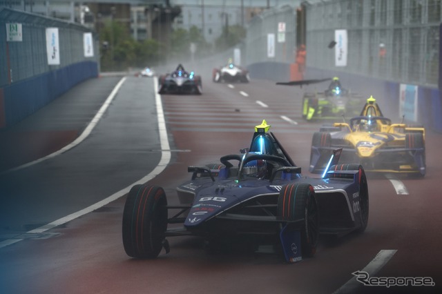 1位を獲得したマセラティMSGレーシング。後方の黄色のマシンがローラヤマハABT(フォーミュラE 第8戦 東京E-Prix)
