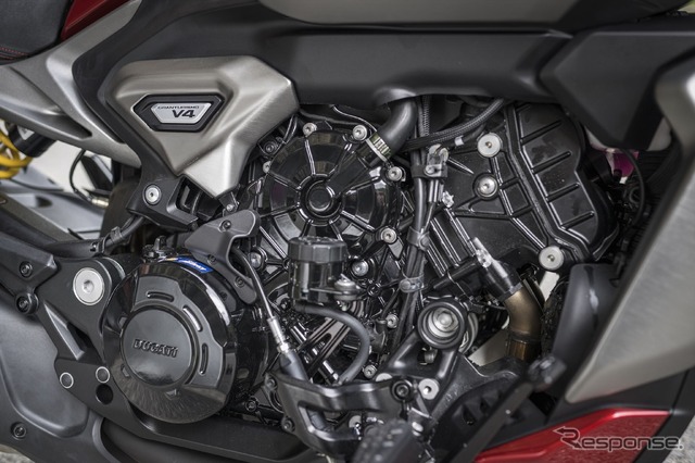 1158ccのグランツーリスモエンジンを搭載。中速寄りのセットだが、V4エンジン特有の爆発間隔や逆回転クランクはパニガーレと同様。168hp/10750rpm、12.8kgm/7500rpmを発揮する。