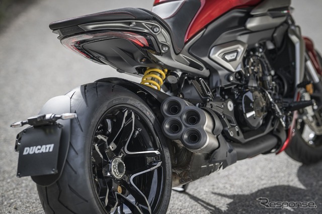 リヤタイヤは8.0×17サイズのホイールに、240/45 ZR17サイズのピレリ製ディアブロ・ロッソ3を履く。この迫力のリヤビューはディアベルならでは。