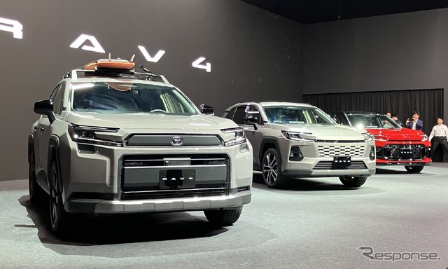トヨタ RAV4 新型、向かって左からWoodland(Adventureの北米仕様)CORE、GR SPORT