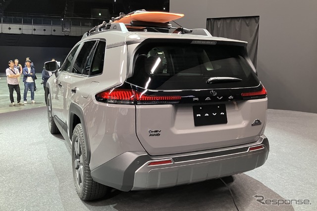 トヨタ RAV4 新型(Woodland。Adventureの北米仕様)