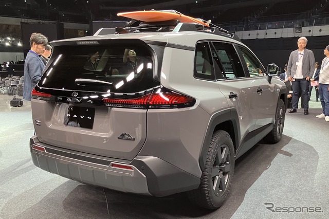 トヨタ RAV4 新型(Woodland。Adventureの北米仕様)