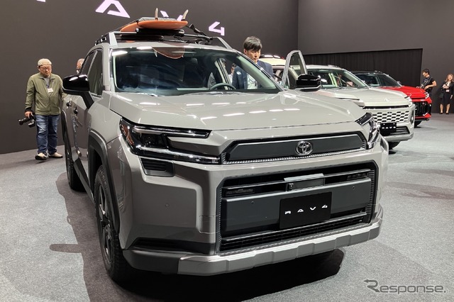 トヨタ RAV4 新型(Woodland。Adventureの北米仕様)