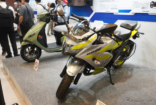 スズキはEVスクーター『eアクセス』とフレックス燃料車『ジクサーSF 250 FFV』も展示