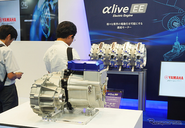 ヤマハ発動機の小型・高出力な「eアクスル」(手前)と「4連結電動モーター」(奥)