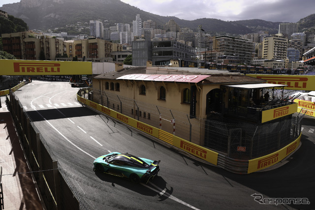 アストンマーティンの新型スーパーカー『ヴァルハラ』が、モナコF1グランプリの開催を前に世界初の公開走行