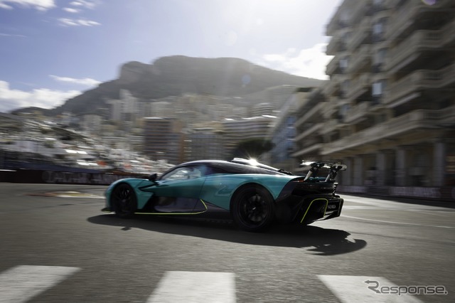 アストンマーティンの新型スーパーカー『ヴァルハラ』が、モナコF1グランプリの開催を前に世界初の公開走行