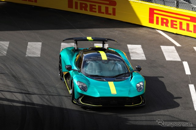 アストンマーティンの新型スーパーカー『ヴァルハラ』が、モナコF1グランプリの開催を前に世界初の公開走行