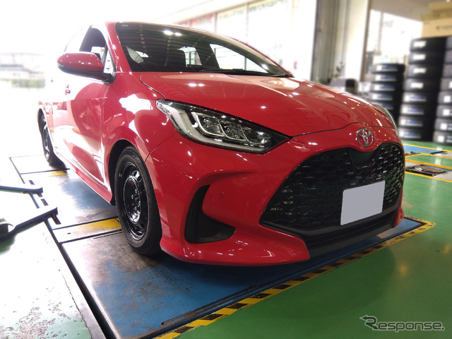 テイン フレックスZ トヨタ・ヤリスハイブリッド装着例(フロント 45mmダウン / リア 40mmダウン)