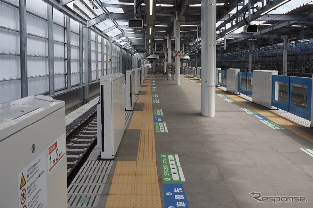 新宿線下り線ホーム(奥が所沢方面)