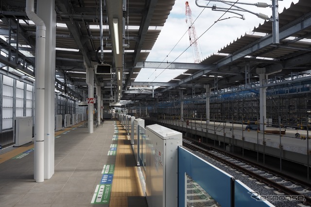 新宿線下り線ホーム(奥が所沢方面)