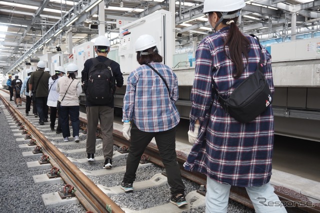 施設見学会レールウォーク。新宿線下り線(画面左奥が所沢方面)