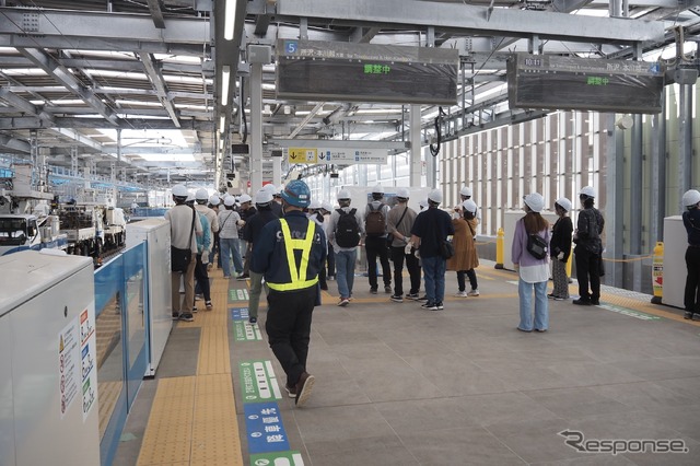 施設見学会レールウォーク。新宿線下り線ホーム(奥が所沢方面)