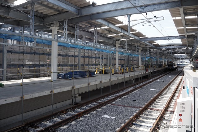 新宿線上り線ホーム(画面右奥が所沢方面)