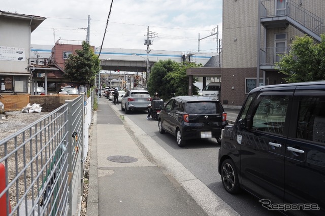 久米川第2号踏切・鷹の道。画面左が東村山駅
