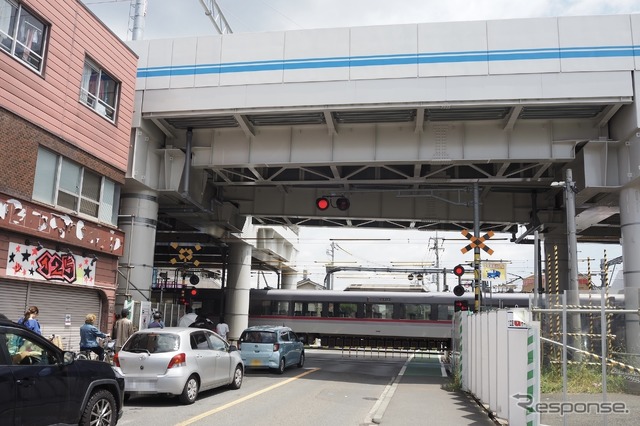 久米川第2号踏切・鷹の道。左手が東村山駅。通過中の10000系ニューレッドアローは2025年度で引退予定だ