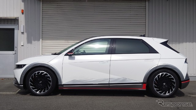 HKS ハイパーマックスS アイオニック5装着例（出荷時車高・フロント：30mmダウン / リア：38mmダウン）