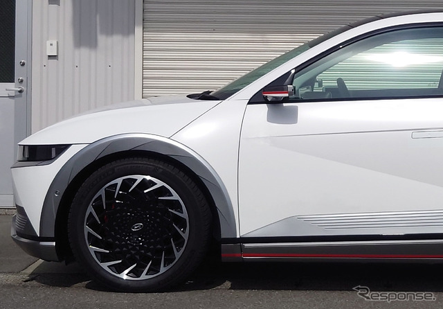 HKS ハイパーマックスS アイオニック5装着例（出荷時車高・フロント：30mmダウン / リア：38mmダウン）
