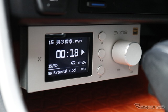 アウネのリモコンは表示部も大きく曲セレクトなどでも扱いやすい。車載モデルならではの魅力だろう。