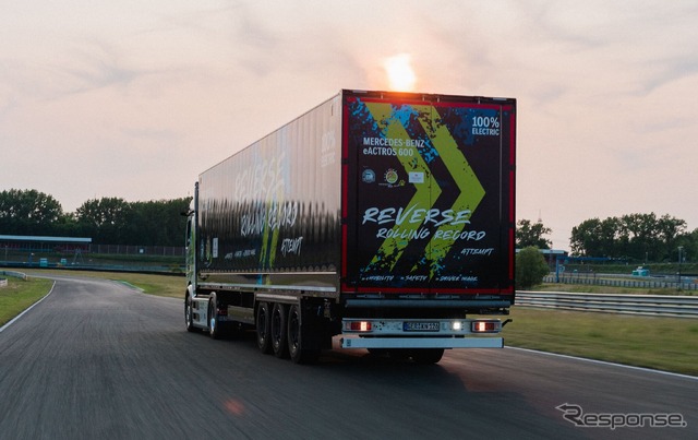 メルセデスベンツの新型電動トラック『eActros 600』が124.7kmをバック走行しギネス世界新記録達成