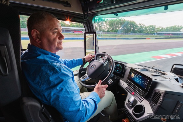 メルセデスベンツの新型電動トラック『eActros 600』が124.7kmをバック走行しギネス世界新記録達成