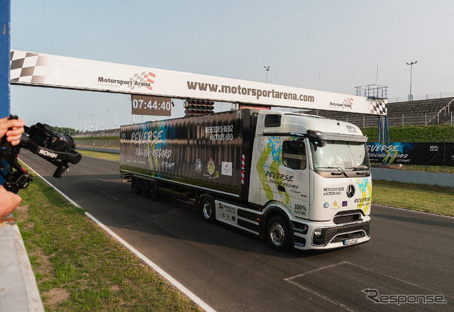 メルセデスベンツの新型電動トラック『eActros 600』が124.7kmをバック走行しギネス世界新記録達成