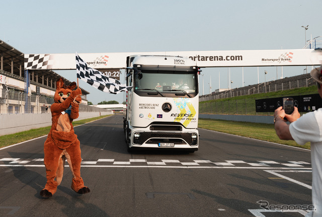 メルセデスベンツの新型電動トラック『eActros 600』が124.7kmをバック走行しギネス世界新記録達成