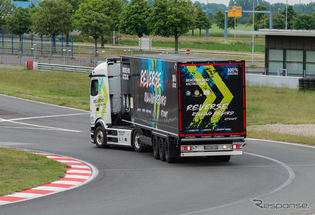 メルセデスベンツの新型電動トラック『eActros 600』が124.7kmをバック走行しギネス世界新記録達成