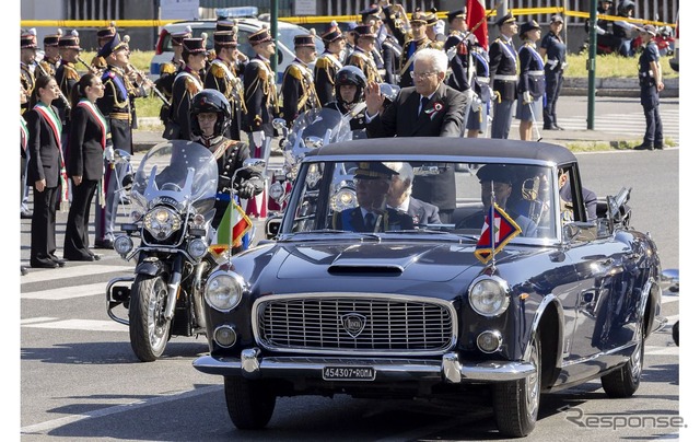 イタリア共和国建国記念日の式典で、セルジョ・マッタレッラ大統領が大統領専用車のランチア『フラミニア』に乗車してパレード