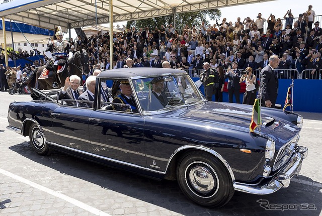 イタリア共和国建国記念日の式典で、セルジョ・マッタレッラ大統領が大統領専用車のランチア『フラミニア』に乗車してパレード