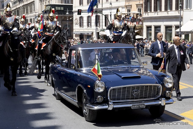イタリア共和国建国記念日の式典で、セルジョ・マッタレッラ大統領が大統領専用車のランチア『フラミニア』に乗車してパレード