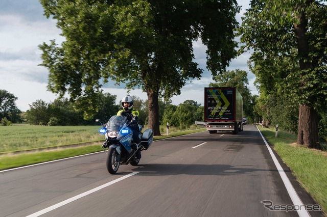 メルセデスベンツの新型電動トラック『eアクトロス 600』が、ドイツのザクセン・アンハルト州の公道を、30kmバックで走行することに成功