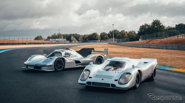 ポルシェ『963 RSP』(左)とポルシェ『917』