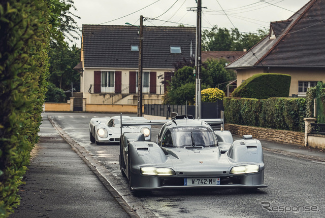 住宅街を走るレーシングカーのポルシェ『963 RSP』