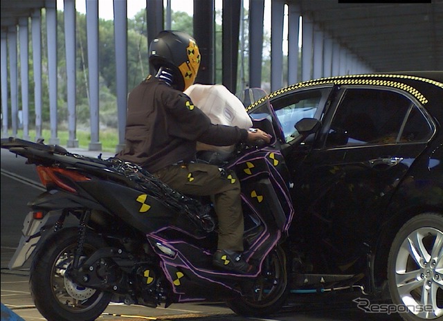 バイク用エアバッグを開発中の豊田合成が衝突テスト実施