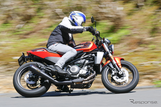 モーターサイクルジャーナリストの小川勤氏が試乗