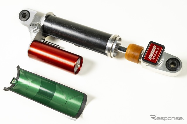 ショーワ製 EERA Gen2のリアクッション。既存ユニットをベースに電子制御を追加。緑の部分はストロークセンサーの役割を果たすための基盤。サスペンション下部にGセンサーを搭載したECUを装着する。