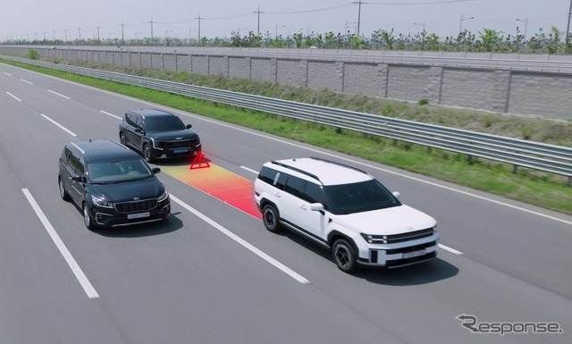 後方車両が約10m以内に接近すると、センサーがこれを認識し、まず音響や視覚的な警告をドライバーに伝達