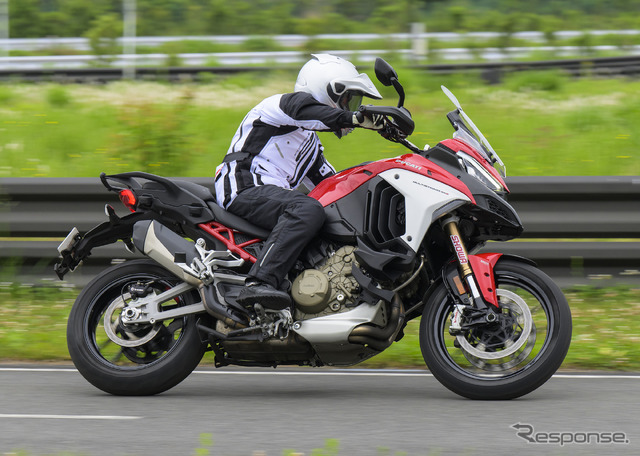 サスペンションのモードを変えると別のバイクに変身。すでに様々なバイクに減衰力を連続的に変化させる機構は採用されているが、ここに前後のハイトフレックスが加わるメリットはとても大きい。