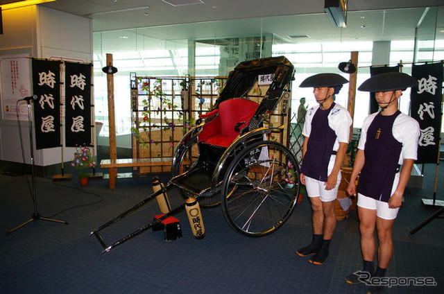 前代未聞! 空港搭乗ゲートまで人力車で