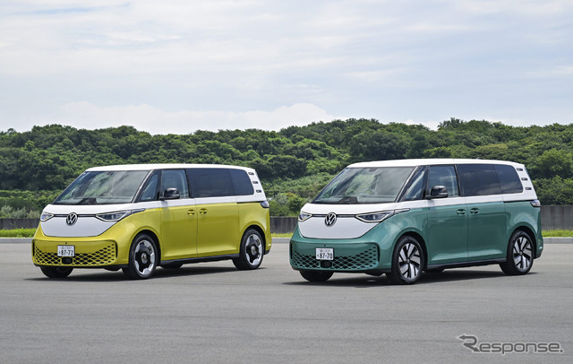 VW ID. Buzz プロ・ロングホイールベース(左)とVW ID. Buzz プロ(右)