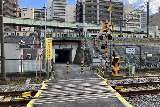 制限1.5m、亀戸駅東側。駅は右手