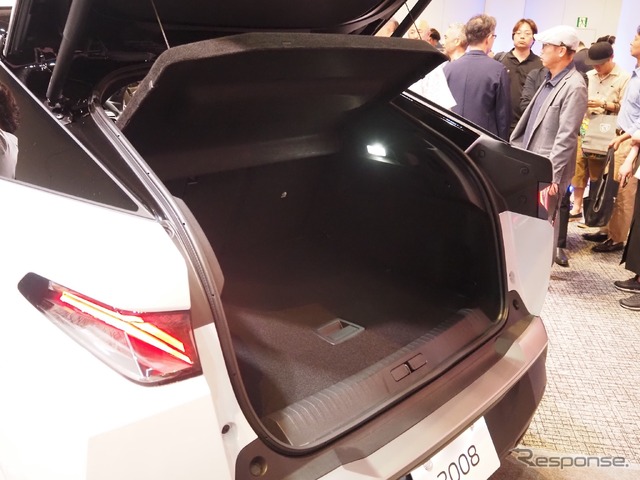プジョー3008新型（ハイブリッド）
